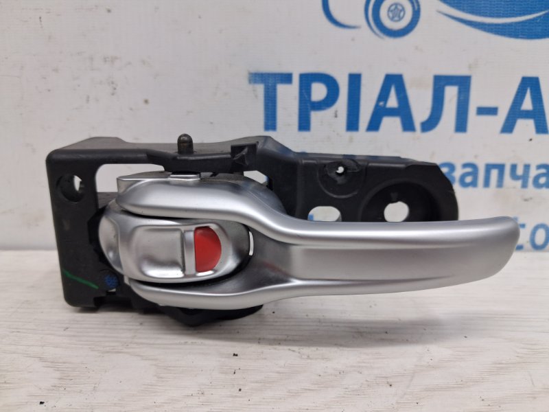 Запчасть ручка двери внутренняя левая Jeep Cherokee 2013-2019 KL 2.4 бензин ED6 68227251AA Б/У Ручка двери внутренняя левая Jeep Cherokee 2013-2019 KL 2.4 бензин ED6 68227251AA Б/У
