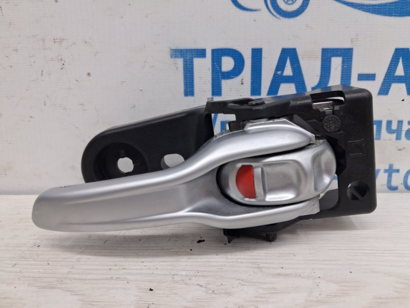 Ручка двери внутренняя левая Jeep Cherokee 2013-2019 KL 2.4 бензин ED6 68227251AA Б/У