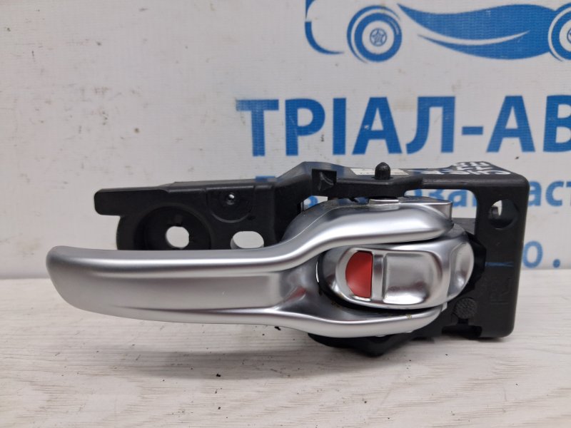 Запчасть ручка двери внутренняя правая Jeep Cherokee 2013-2019 KL 3.2 бензин EHK 68227250AA Б/У Ручка двери внутренняя правая Jeep Cherokee 2013-2019 KL 3.2 бензин EHK 68227250AA Б/У