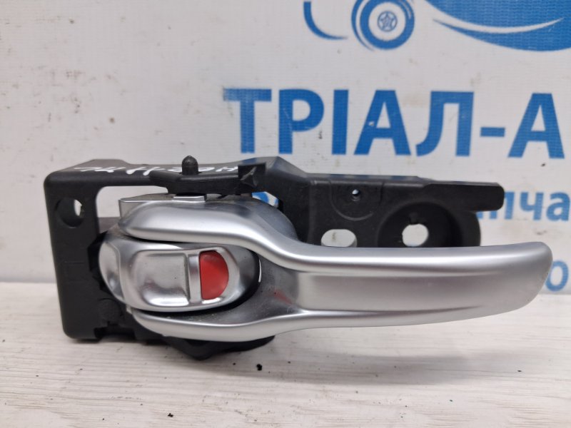 Ручка двери внутренняя левая Jeep Cherokee 2013-2019 KL 3.2 бензин EHK 68227251AA Б/У