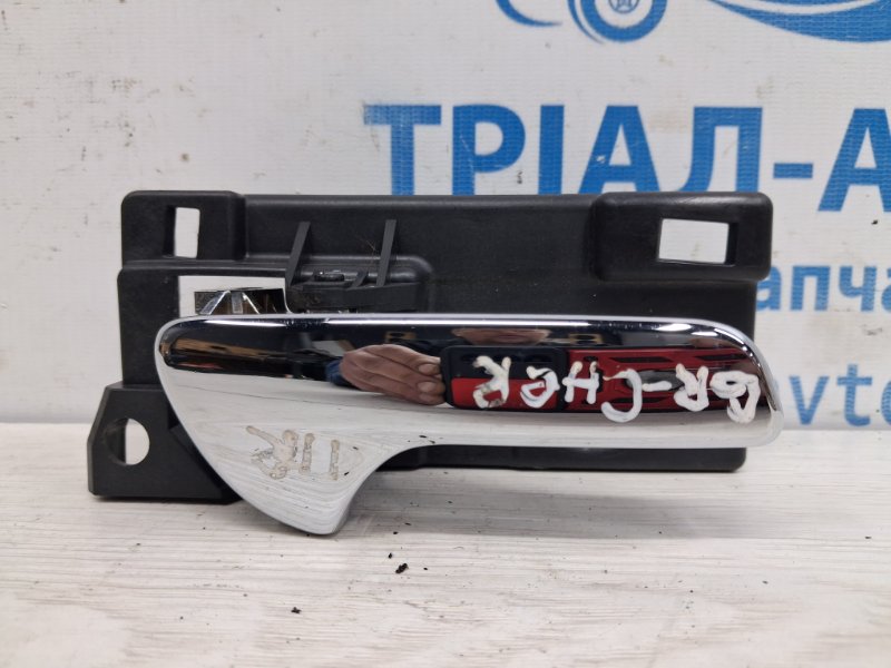 Запчасть ручка двери внутренняя правая Jeep Grand Cherokee 2010-2022 WK2 3.6 бензин ERB 68079302AA Б/У Ручка двери внутренняя правая Jeep Grand Cherokee 2010-2022 WK2 3.6 бензин ERB 68079302AA Б/У