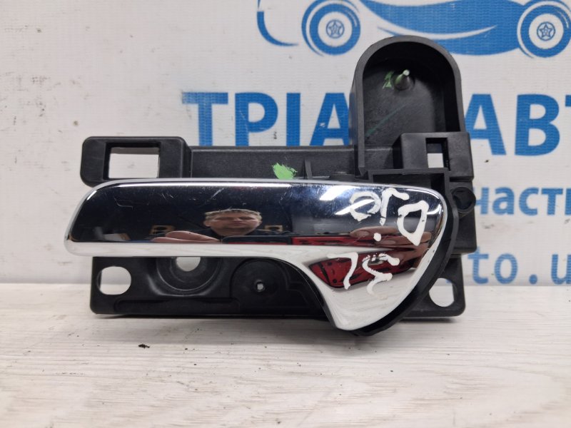 Ручка двери внутренняя левая Dodge Journey 2007-2020 1 2.4 бензин ED3 68103387AA Б/У