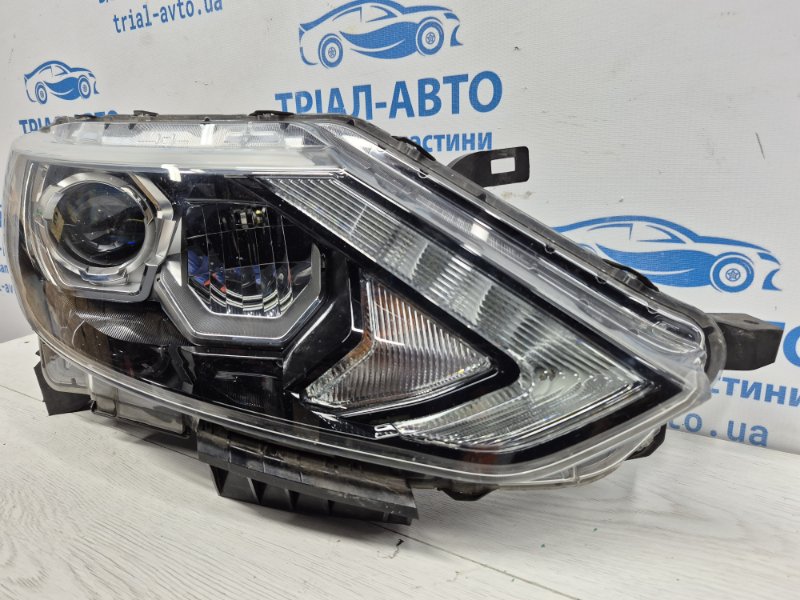 Фара правая Nissan Qashqai J11 1.6 diesel R9M Фара правая Nissan Qashqai J11 1.6 diesel R9M