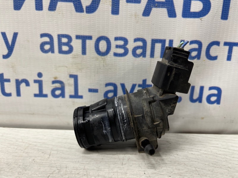 Запчасть насос омывателя фар Mazda 3 2013-2019 BM 2.2 diesel 8554201020 Б/У Насос омывателя фар Mazda 3 2013-2019 BM 2.2 diesel 8554201020 Б/У