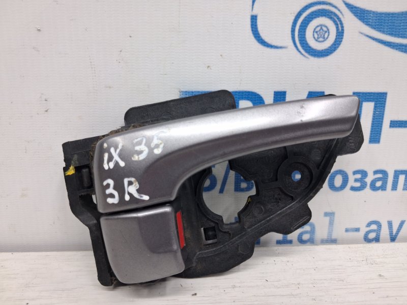 Запчасть ручка двери внутренняя правая Hyundai IX35 2009-2015 LM 1.7 diesel D4FD 826212S0009P Б/У Ручка двери внутренняя правая Hyundai IX35 2009-2015 LM 1.7 diesel D4FD 826212S0009P Б/У