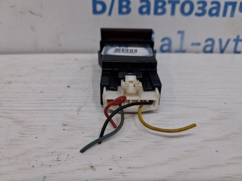 Кнопка аварийки Hyundai IX35 LM 1.7 diesel D4FD Кнопка аварийки Hyundai IX35 LM 1.7 diesel D4FD