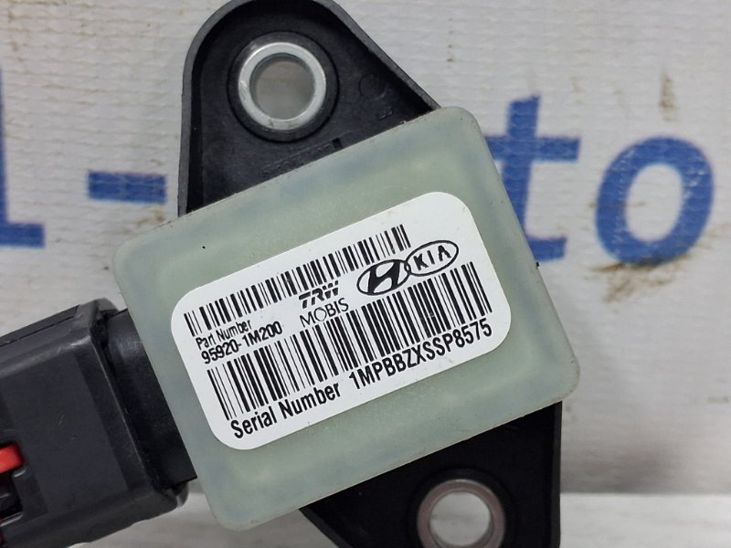 Датчик удара (AIRBAG) Hyundai Sonata YF 2.4 бензин G4KJ Датчик удара (AIRBAG) Hyundai Sonata YF 2.4 бензин G4KJ