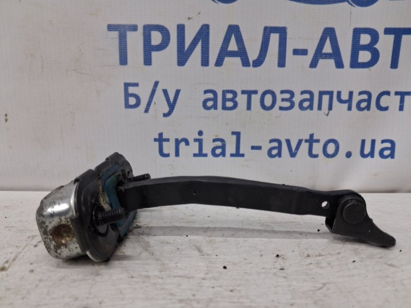 Запчасть ограничитель двери передний правый Hyundai Santa fe 2012-2019 DM 2.4 бензин G4KJ 793902W010 Б/У Ограничитель двери передний правый Hyundai Santa fe 2012-2019 DM 2.4 бензин G4KJ 793902W010 Б/У