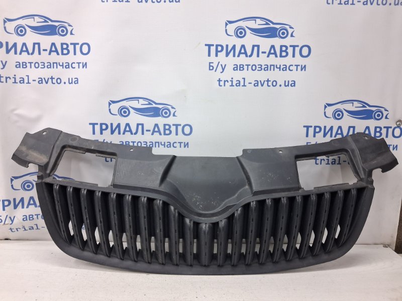 Решетка радиатора Skoda Fabia 2007-2014 5J 1.4 diesel 5J0853668 9B9 Б/У