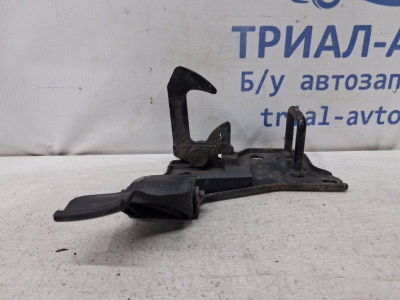 Крюк капота Skoda Fabia 2007-2014 5J 1.4 diesel 5J0823480B Б/У