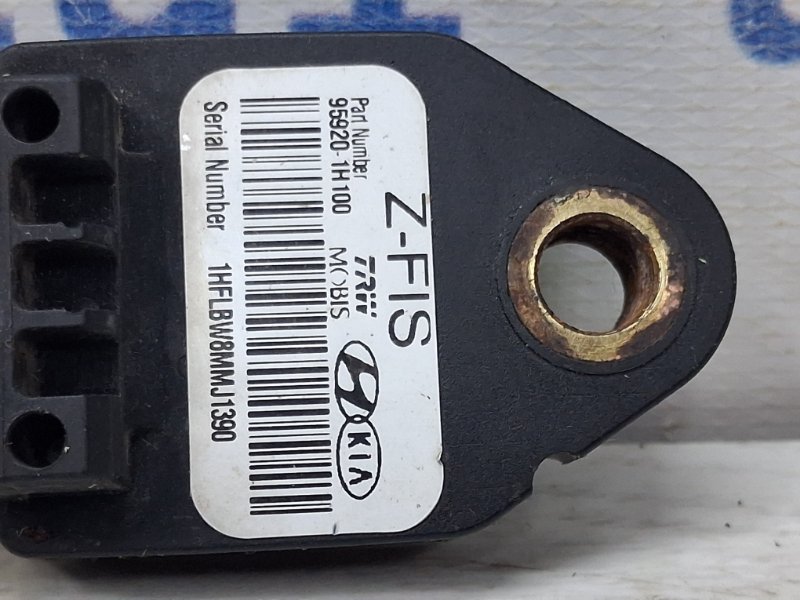 Датчик удара (AIRBAG) Hyundai I30 FD 1.6 бензин G4FC Датчик удара (AIRBAG) Hyundai I30 FD 1.6 бензин G4FC