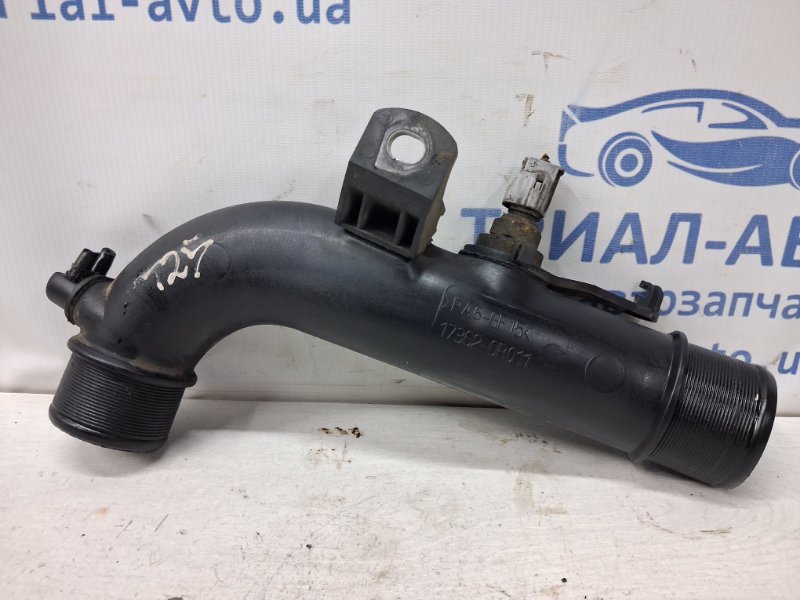 Запчасть патрубок интеркулера Toyota Avensis 2002-2010 T25 2.0 diesel 1ADFTV 173620R011 Б/У Патрубок интеркулера Toyota Avensis 2002-2010 T25 2.0 diesel 1ADFTV 173620R011 Б/У