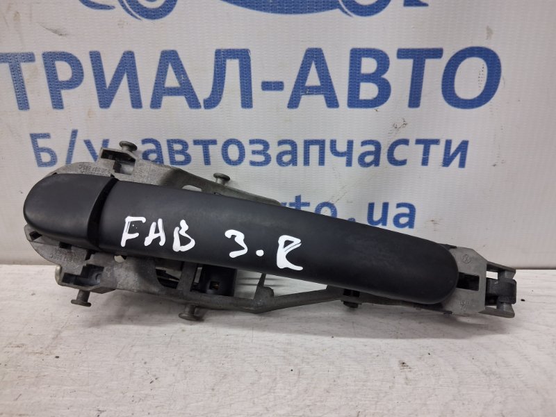 Запчасть ручка двери внешняя задняя правая Skoda Fabia 2007-2014 5J 1.4 diesel 3B0837205G 01C Б/У Ручка двери внешняя задняя правая Skoda Fabia 2007-2014 5J 1.4 diesel 3B0837205G 01C Б/У