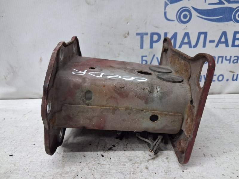 Кронштейн усилителя переднего бампера правый Ceed 2006-2012 ED 1.6 diesel D4FB Кронштейн усилителя переднего бампера правый Ceed 2006-2012 ED 1.6 diesel D4FB