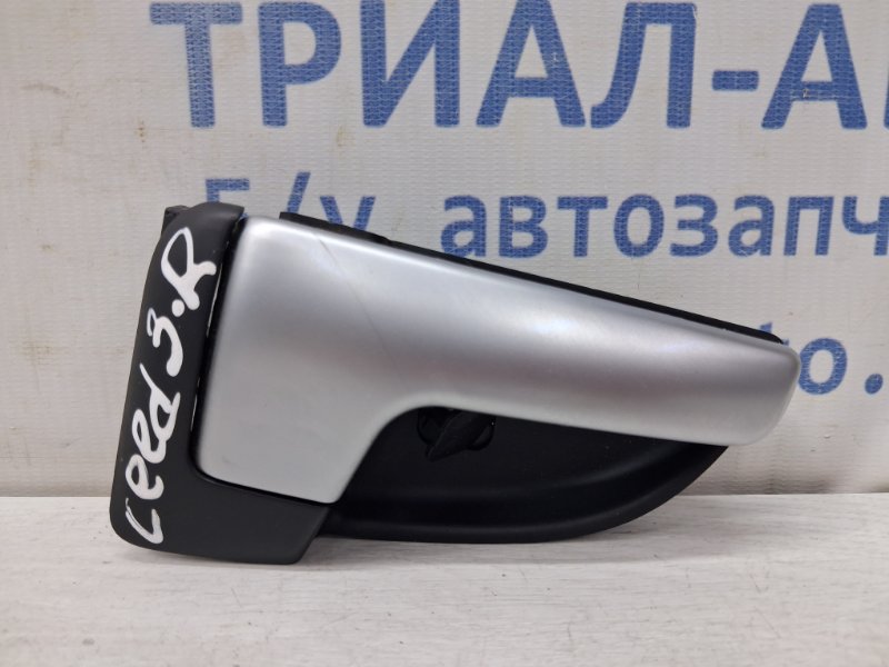 Запчасть ручка двери внутренняя правая Kia Ceed 2006-2012 ED 1.6 diesel D4FB 826201H010 Б/У Ручка двери внутренняя правая Kia Ceed 2006-2012 ED 1.6 diesel D4FB 826201H010 Б/У