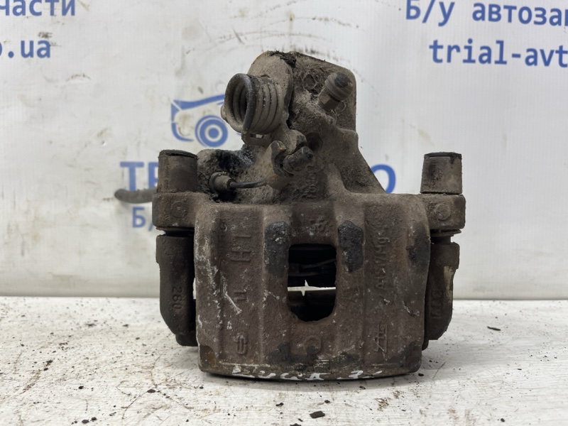 Запчасть суппорт задний левый Ford Kuga 2011-2019 CBS 2.0 diesel 2210215 Б/У Суппорт задний левый Ford Kuga 2011-2019 CBS 2.0 diesel 2210215 Б/У