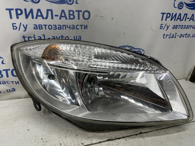 Фара правая Skoda Fabia 5J 1.4 diesel Фара правая Skoda Fabia 5J 1.4 diesel