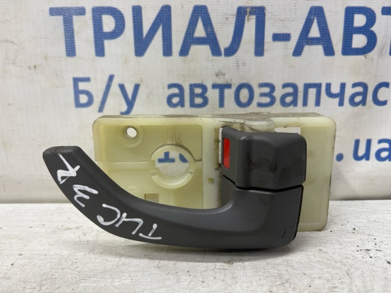 Запчасть ручка двери внутренняя правая Hyundai Tucson 2004-2009 JM 2.0 diesel D4EA 826202E000LM Б/У Ручка двери внутренняя правая Hyundai Tucson 2004-2009 JM 2.0 diesel D4EA 826202E000LM Б/У