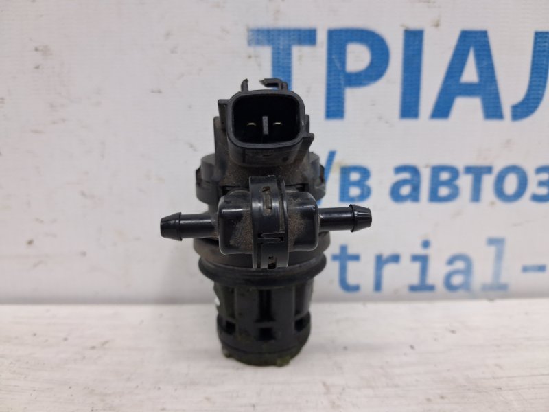 Запчасть насос омывателя фар Mazda 3 2003-2009 BK 1.6 бензин Z6 G22C-67-482 Б/У Насос омывателя фар Mazda 3 2003-2009 BK 1.6 бензин Z6 G22C-67-482 Б/У