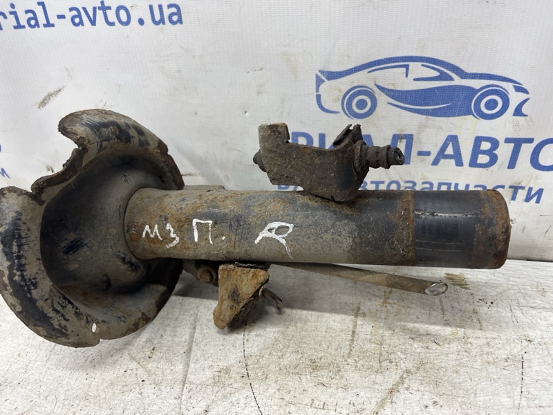 Амортизатор передний правый Mazda 3 BK 1.6 бензин Z6 Амортизатор передний правый Mazda 3 BK 1.6 бензин Z6