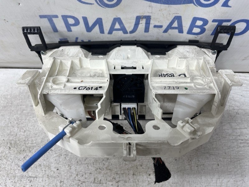 Блок управления кондиционером 3 2003-2009 BK 1.6 бензин Z6 Блок управления кондиционером 3 2003-2009 BK 1.6 бензин Z6