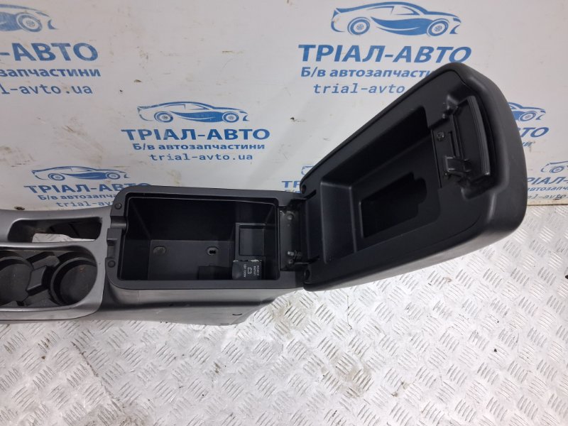 Подлокотник Mitsubishi Outlander XL 2.4 бензин 4b12 Подлокотник Mitsubishi Outlander XL 2.4 бензин 4b12