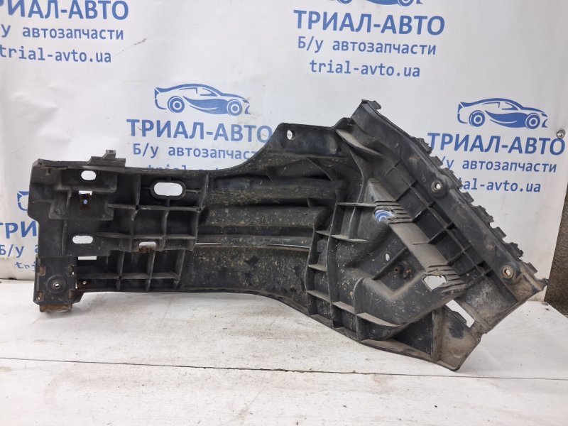Кронштейн бампера передний правый Trafic 2001-2014 FL M9R Кронштейн бампера передний правый Trafic 2001-2014 FL M9R
