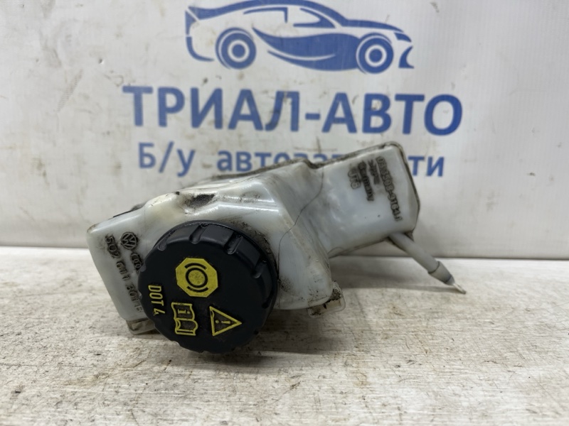 Запчасть бачок главного тормозного цилиндра Skoda Octavia 2013-2020 A7 1.6 Дизель CLHA 5Q2611301 Б/У Бачок главного тормозного цилиндра Skoda Octavia 2013-2020 A7 1.6 Дизель CLHA 5Q2611301 Б/У