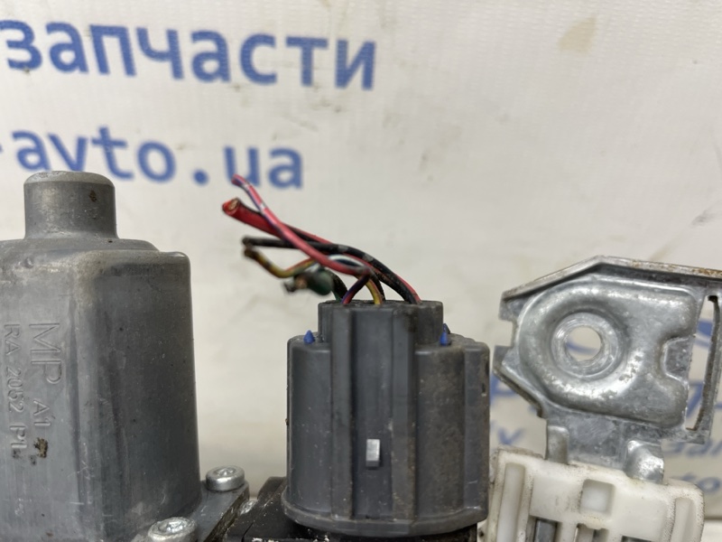 Стеклоподъемник передний правый Mitsubishi Colt 6 1.1 Стеклоподъемник передний правый Mitsubishi Colt 6 1.1