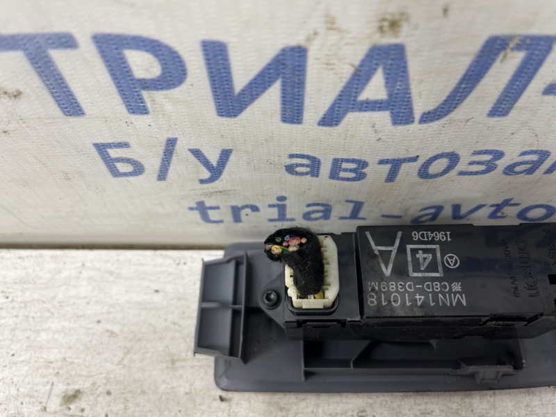 Кнопка стеклоподъемника Mitsubishi Colt 6 1.1 Кнопка стеклоподъемника Mitsubishi Colt 6 1.1