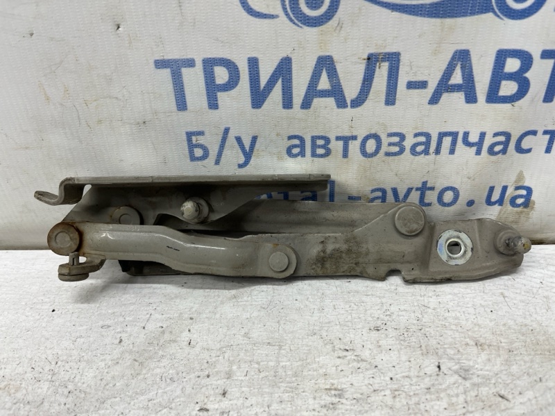 Петля крышки багажника правая Mazda 3 2003-2009 BK 1.6 бензин Z6 BN8V-52-710C Б/У