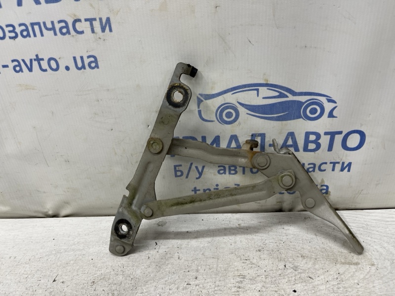 Петля крышки багажника левая Mazda 3 BK 1.6 бензин Z6 Петля крышки багажника левая Mazda 3 BK 1.6 бензин Z6