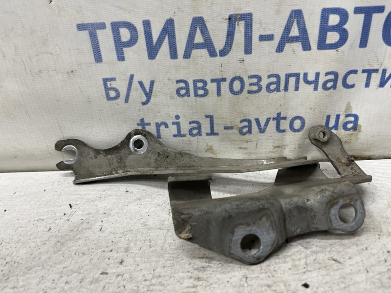 Петля капота правая Mazda 3 BK 1.6 бензин Z6 Петля капота правая Mazda 3 BK 1.6 бензин Z6