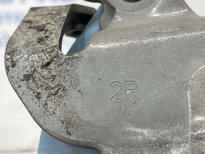 Петля капота правая 3 2003-2009 BK 1.6 бензин Z6 Петля капота правая 3 2003-2009 BK 1.6 бензин Z6