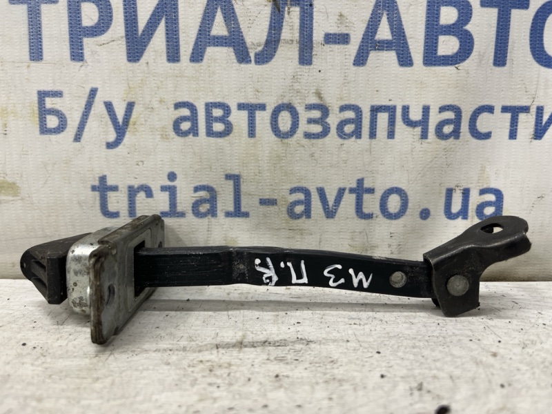 Запчасть ограничитель двери передний правый Mazda 3 2003-2009 BK 1.6 бензин Z6 BP4K-58-270D Б/У Ограничитель двери передний правый Mazda 3 2003-2009 BK 1.6 бензин Z6 BP4K-58-270D Б/У