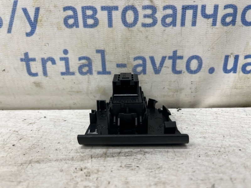 Кнопка стеклоподъемника Skoda Octavia A7 1.6 Дизель CLHA Кнопка стеклоподъемника Skoda Octavia A7 1.6 Дизель CLHA