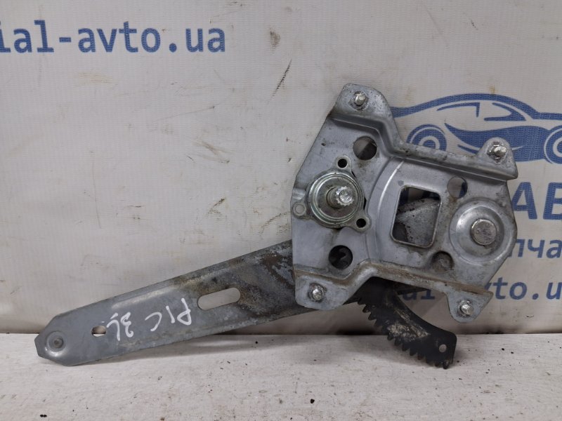 Запчасть стеклоподъемник задний левый (ручной) Kia Picanto 2003-2011 FL 1.1 8340107000 Б/У Стеклоподъемник задний левый (ручной) Kia Picanto 2003-2011 FL 1.1 8340107000 Б/У