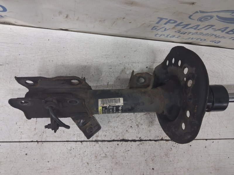 Амортизатор передний правый Nissan Qashqai J10 1.6 diesel R9M