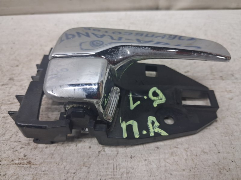 Запчасть ручка двери внутреняя передняя правая Mitsubishi Lancer 2003-2009 9 1.6 бензин 4G18 MN159934 Б/У Ручка двери внутреняя передняя правая Mitsubishi Lancer 2003-2009 9 1.6 бензин 4G18 MN159934 Б/У