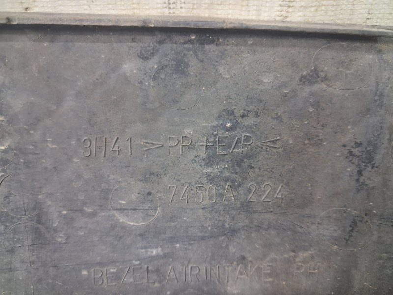 Решетка переднего бампера правая Mitsubishi Lancer 10 1.5 бензин 4a91