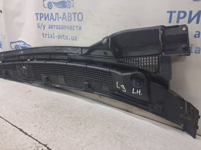 Жабо под лобовое стекло (пластик) левое Lancer 2003-2009 9 1.6 бензин 4G18 Жабо под лобовое стекло (пластик) левое Lancer 2003-2009 9 1.6 бензин 4G18