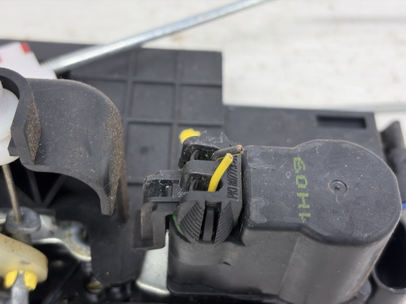 Замок двери передний правый Korando 2010-2019 C200 2.0 diesel D20DTF