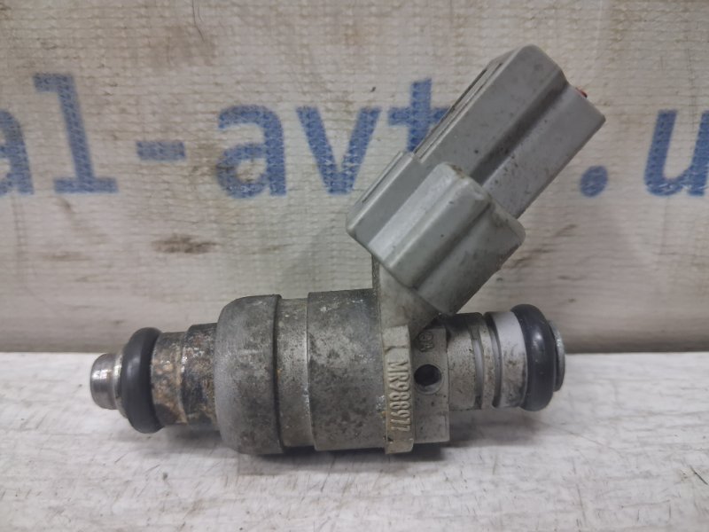 Запчасть форсунка топливная Mitsubishi Lancer 2007-2017 10 1.5 бензин 4a91 MR988977 Б/У Форсунка топливная Mitsubishi Lancer 2007-2017 10 1.5 бензин 4a91 MR988977 Б/У