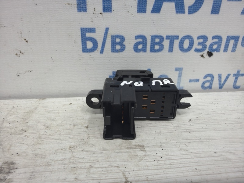 Кнопка стеклоподъемника Nissan Qashqai J10 1.6 diesel R9M Кнопка стеклоподъемника Nissan Qashqai J10 1.6 diesel R9M