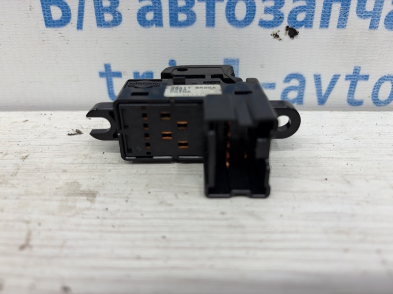 Кнопка стеклоподъемника Nissan Qashqai J10 1.6 diesel R9M Кнопка стеклоподъемника Nissan Qashqai J10 1.6 diesel R9M