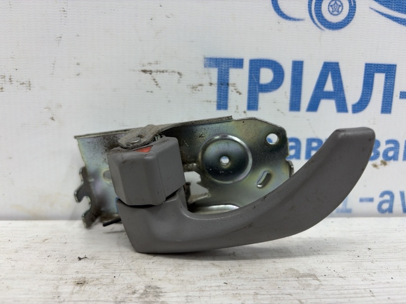 Запчасть ручка двери внутренняя левая Kia Sorento 2002-2011 BL 2.5 diesel D4CB 826103E000CY Б/У Ручка двери внутренняя левая Kia Sorento 2002-2011 BL 2.5 diesel D4CB 826103E000CY Б/У