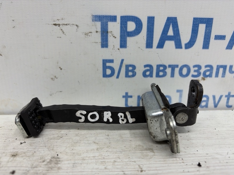 Запчасть ограничитель двери передний левый Kia Sorento 2002-2011 BL 2.5 diesel D4CB 793803E001 Б/У Ограничитель двери передний левый Kia Sorento 2002-2011 BL 2.5 diesel D4CB 793803E001 Б/У