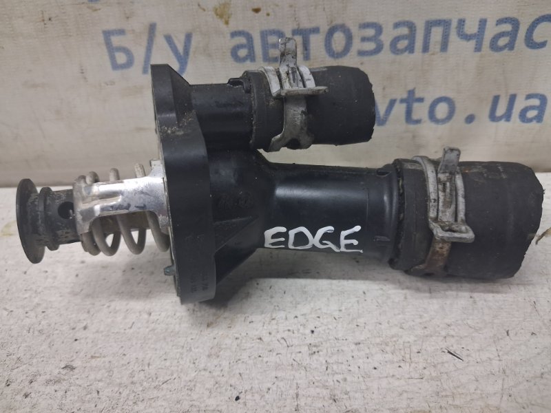 Запчасть корпус термостата Ford Edge 2015-2018 2 2.0 бензин ENR90 FR3Z-8575-A Б/У Корпус термостата Ford Edge 2015-2018 2 2.0 бензин ENR90 FR3Z-8575-A Б/У