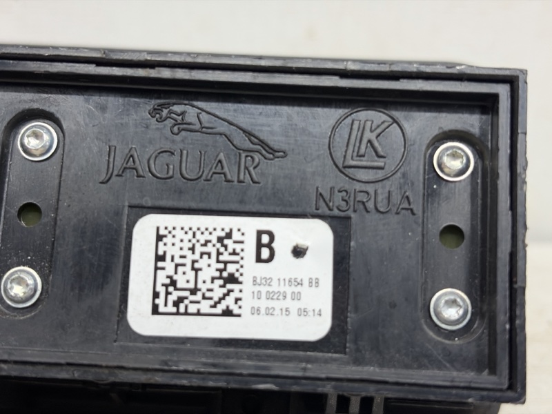 Кнопка открытия багажника Range Rover Evoque 2011-2018 L538 2.2 Diesel