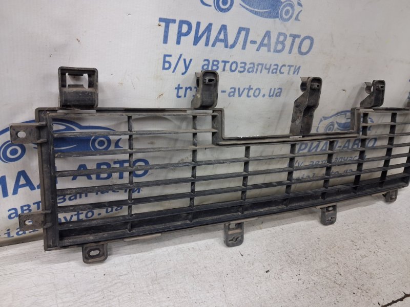 Решетка бампера центральная передняя Mitsubishi Pajero Wagon 4 3.2 Дизель 4M41